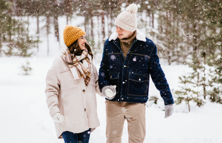 couple marchant sous la neige dans la foret