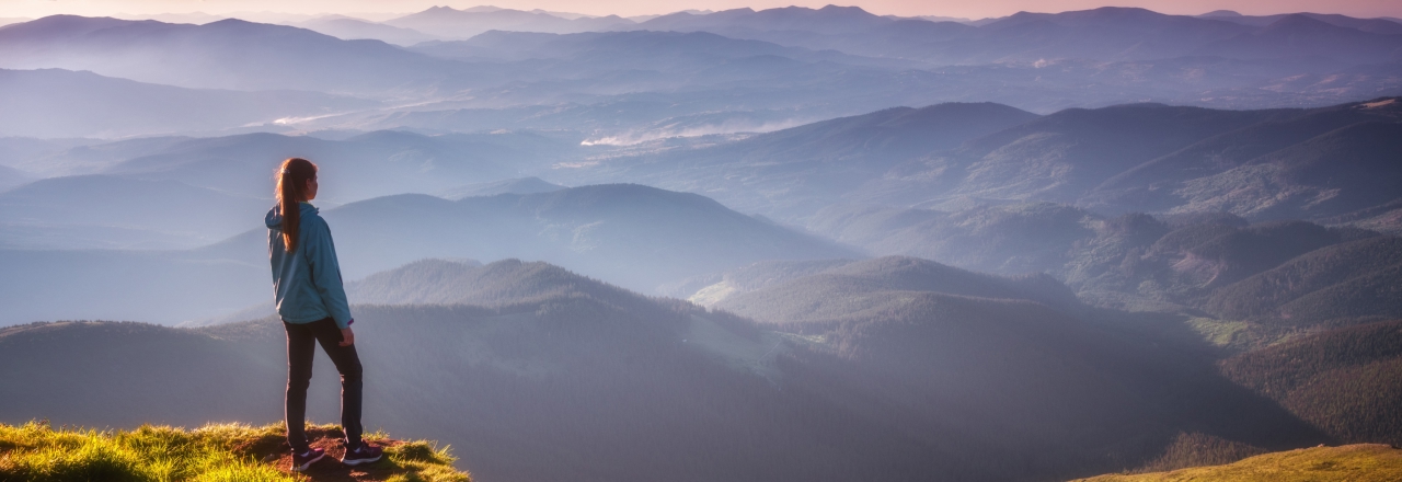 femme en haut d'une montagne