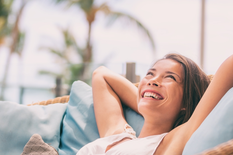 Jeune femme souriante en vacance